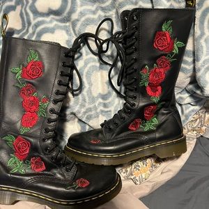 Dr Martens 14 hole, black with red Roses (Vonda)